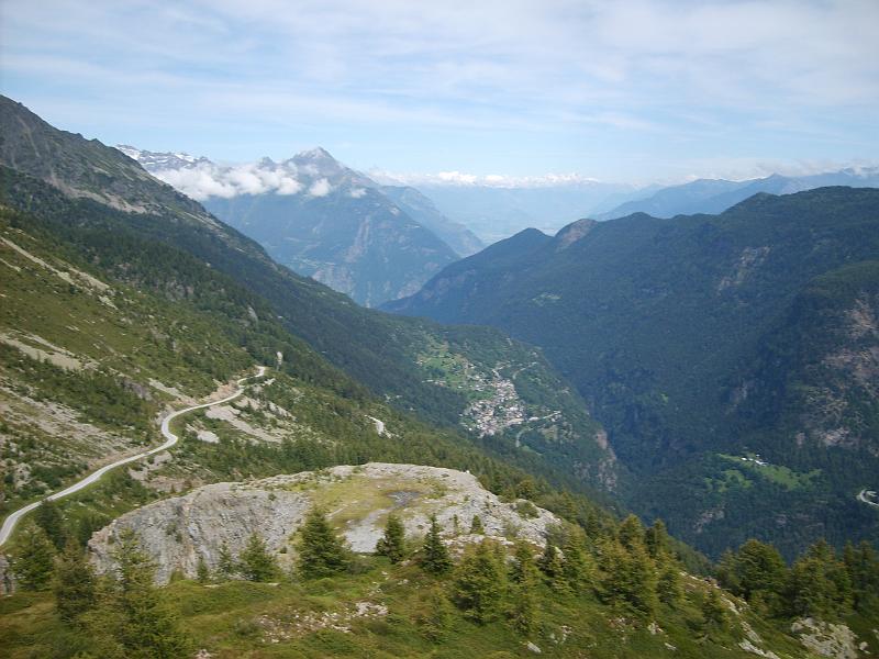 S5006814.JPG - in der Ferne die Berner Alpen (Wildsrubel)