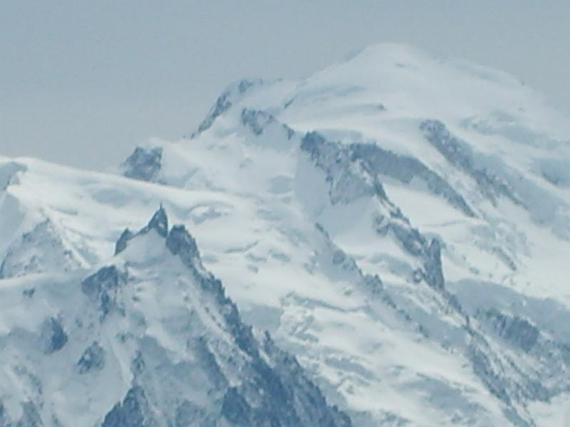 S5006831.JPG - Bergbahnstation Aiguille du Midi links-Mitte und Mont Blanc