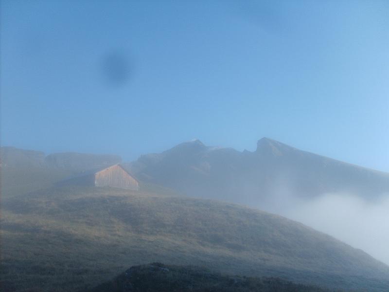 S5006981.JPG - Blick aus dem Nebel aufs Schwarzhorn