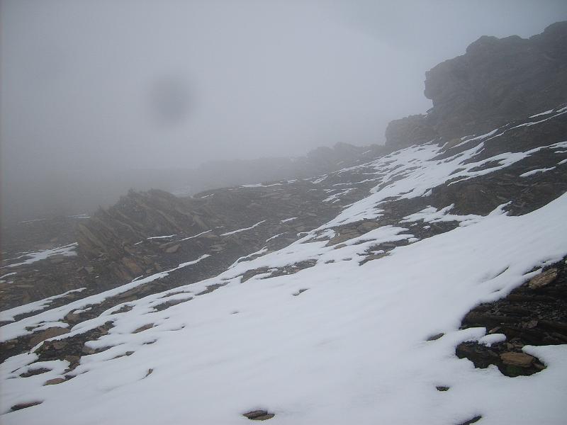 S5007063.JPG - Abstieg über Schnee durch den Nebel